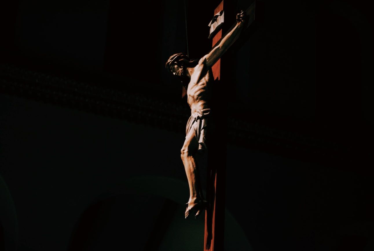 Jesus am Kruzifix in dunkler Nacht