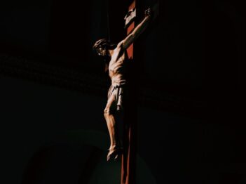 Jesus am Kruzifix in dunkler Nacht